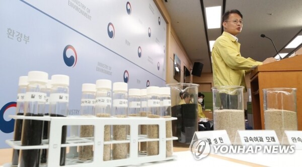 신진수 환경부 물통합정책국장이 28일 오전 세종시 정부세종청사에서 전국 일반정수장 배수지와 수용가에서 유충 미발견과 관련한 브리핑을 하고 있다.[출처= 연합뉴스]