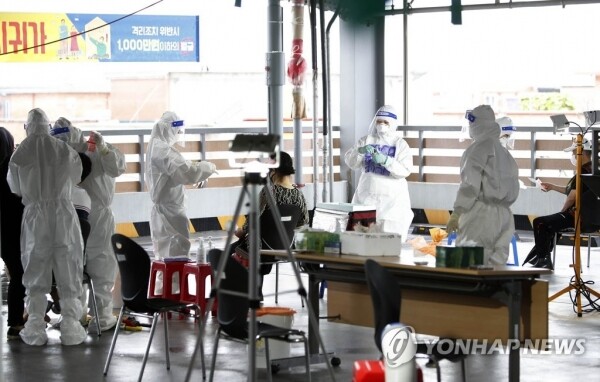 코로나19 검사로 분주.[출처= 연합뉴스]