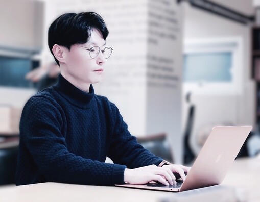 [데스크 칼럼] 전쟁의 비극과 시장의...